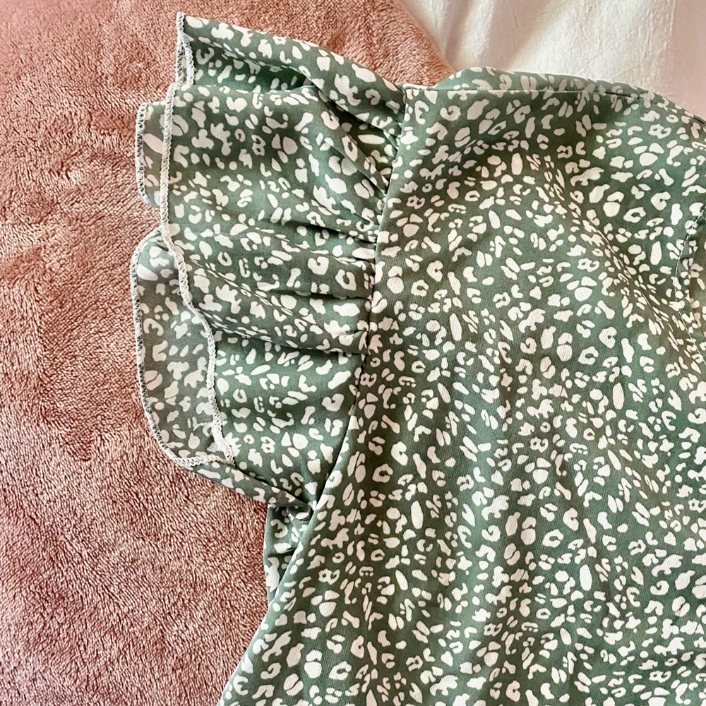 Ditsy Pattern Ruffle Sleeve Top - Picture 5 of 7